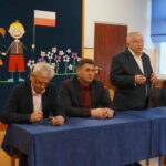 Spotkanie z mieszkańcami Małyszyna, w gminie Mirzec. Od lewej: Dariusz Stachowicz - radny powiatu starachowickiego, Jan Zawisza - przewodniczący rady gminy Mirzec, poseł Krzysztof Lipiec, Andrzej Pruś - przewodniczący sejmiku województwa / Michał Kita / Radio Kielce