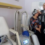 Starachowice. Prezentacja systemu Paxman dla chorych na nowotwory. Dariusz Lachowski z firmy Em-Med i Lucyna Młynek, przewodnicząca starachowickiego klubu Amazonek  / Anna Głąb / Radio Kielce