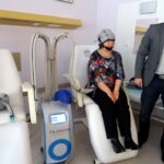 Starachowice. Prezentacja systemu Paxman dla chorych na nowotwory. Dariusz Lachowski z firmy Em-Med i Lucyna Młynek, przewodnicząca starachowickiego klubu Amazonek  / Anna Głąb / Radio Kielce