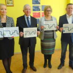 Konferencja prasowa nt. „piątki Kaczyńskiego”. Na zdjęciu, od lewej: Agnieszka Kuś – radna powiatu starachowickiego, poseł Krzysztof Lipiec, Danuta Krępa – radna powiatu starachowickiego, Tomasz Andrzejewski – radny rady miasta / Anna Głąb / Radio Kielce