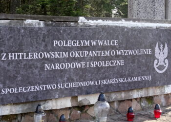 Pomnik na Górze Baranowskiej z nową tablicą / Anna Głąb / Radio Kielce