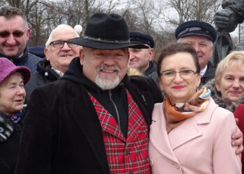 Obchody Dnia Sołtysa. Na pierwszym planie od lewej: Honorowy Sołtys Wąchocka Marek Samsonowski, wojewoda świętokrzyski Agata Wojtyszek / Anna Głąb / Radio Kielce