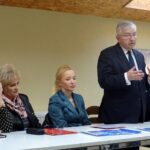 Starachowice. Spotkanie nt. "nowej piątki PiS". Na zdjęciu (od lewej): radne: Joanna Główka, Danuta Krępa, Agnieszka Kuś, poseł Krzysztof Lipiec i radna Marta Zięba / Anna Głąb / Radio Kielce