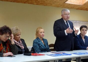 Starachowice. Spotkanie nt. "nowej piątki PiS". Na zdjęciu (od lewej): radne: Joanna Główka, Danuta Krępa, Agnieszka Kuś, poseł Krzysztof Lipiec i radna Marta Zięba / Anna Głąb / Radio Kielce