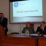Konwent Powiatów Województwa Świętokrzyskiego. Na zdjęciu od lewej: Paweł Faryna - starosta jędrzejowski, Ludwik Węgrzyn - ekspert ZPP, Jerzy Kolarz - przewodniczący Konwentu Powiatów Województwa Świętokrzyskiego / Ewa Pociejowska-Gawęda / Radio Kielce