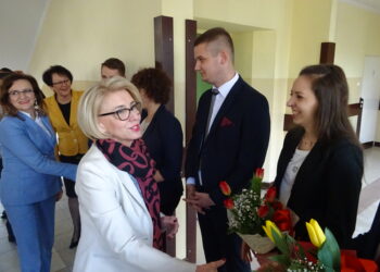 Wiceminister edukacji Marzena Machałek odwiedziła Zespół Szkół Ponadgimnazjalnych nr 2 w Jędrzejowie. Na zdjęciu Agata Wojtyszek- wojewoda świętokrzyski oraz wiceminister edukacji Marzena Machałek / Ewa Pociejowska-Gawęda / Radio Kielce