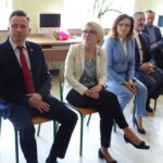 Wiceminister edukacji Marzena Machałek odwiedziła Zespół Szkół Ponadgimnazjalnych nr 2 w Jędrzejowie. Na zdjęciu od lewej Paweł Faryna – starosta jędrzejowski, Marzena Machałek – wiceminister edukacji, Agata Wojtyszek - wojewoda świętokrzyski, Kazimierz Mądzik – świętokrzyski kurator oświaty / Ewa Pociejowska-Gawęda / Radio Kielce