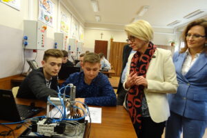 Wiceminister edukacji Marzena Machałek odwiedziła Zespół Szkół Ponadgimnazjalnych nr 2 w Jędrzejowie. / Ewa Pociejowska-Gawęda / Radio Kielce