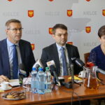 Konferencja. Podsumowanie 100 dni prezydentury Bogdana Wenty. Na zdjęciu (od lewej): Bogdan Wenta - prezydent Kielc, Marcin Różycki - wiceprezydent Kielc i Danuta Papaj - pełnomocnik prezydenta Kielc / Wiktor Dziarmaga / Radio Kielce
