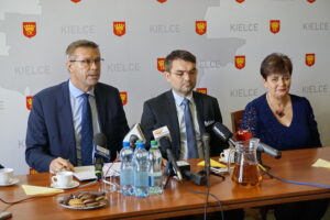 Konferencja. Podsumowanie 100 dni prezydentury Bogdana Wenty. Na zdjęciu (od lewej): Bogdan Wenta - prezydent Kielc, Marcin Różycki - wiceprezydent Kielc i Danuta Papaj - pełnomocnik prezydenta Kielc / Wiktor Dziarmaga / Radio Kielce