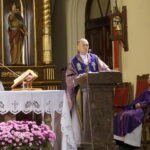 Kościół garnizonowy. Nabożeństwo poświęcone pamięci ofiar sowieckiej zbrodni / Wiktor Dziarmaga / Radio Kielce