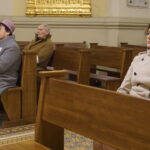 Kościół garnizonowy. Nabożeństwo poświęcone pamięci ofiar sowieckiej zbrodni. Z prawej: Agata Wojtyszek- wojewoda świętokrzyski / Wiktor Dziarmaga / Radio Kielce