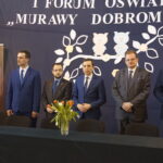 I Forum Oświatowe „Murawy Dobromierskie”. Drugi z prawej minister Jan Józef Kasprzyk, szef Urzędu do Spraw Kombatantów i Osób Represjonowanych / Mateusz Kaczmarczyk / Radio Kielce