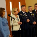 Kielce. Spotkanie z wiceminister edukacji Marzeną Machałek. Na zdjęciu (od lewej): wojewoda Agata Wojtyszek, Marzena Machałek, poseł Andrzej Kryj, kurator Kazimierz Mądzik i wicestarosta Tomasz Pleban / Karol Żak / Radio Kielce