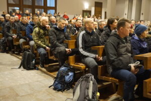 Nocna Droga Krzyżowa. Nabożeństwo w kościele w Kielcach-Dąbrowie / Marlena Płaska / Radio Kielce