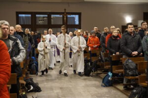 Nocna Droga Krzyżowa. Nabożeństwo w kościele w Kielcach-Dąbrowie / Marlena Płaska / Radio Kielce