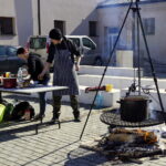 Dzień przyjaźni polsko-węgierskiej na Wzgórzu Zamkowym. Wielkie gotowanie przy ognisku „Czardasz na talerzu” / Karol Żak / Radio Kielce