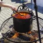 Dzień przyjaźni polsko-węgierskiej na Wzgórzu Zamkowym. Wielkie gotowanie przy ognisku „Czardasz na talerzu” / Karol Żak / Radio Kielce