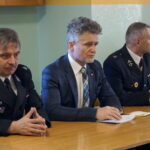 Spotkanie sprawozdawcze przedstawicieli jednostki OSP Szewce-Zawada. Od lewej: Tomasz Gruszczyński, radnego powiatu kieleckiegosenator Krzysztof Słoń, Jerzy Wierzbicki - prezes OSP Szewce-Zawada / Karol Żak / Radio Kielce