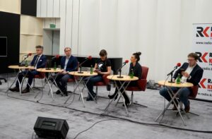 Studio Polityczne. Na zdjęciu (od lewej): Krzysztof Słoń - PiS, Michał Braun - PO, Magdalena Fogiel-Litwinek - Kukiz'15, Ewelina Bień - PSL i Piotr Kopacz - Nowoczesna / Karol Żak / Radio Kielce