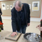 Wizyta Andrzeja Grabowskiego w kieleckim "Plastyku". Odbicie dłoni na „Ścianie Sław” / Kamil Król / Radio Kielce