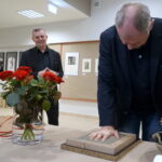 Wizyta Andrzeja Grabowskiego w kieleckim "Plastyku". Odbicie dłoni na „Ścianie Sław” / Kamil Król / Radio Kielce