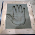 Wizyta Andrzeja Grabowskiego w kieleckim "Plastyku". Odbicie dłoni na „Ścianie Sław” / Kamil Król / Radio Kielce