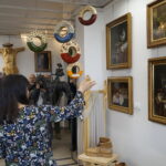 Wizyta Andrzeja Grabowskiego w kieleckim "Plastyku". Zwiedzanie szkołyz dyrektor szkoły Marią Kowalczyk / Radio Kielce