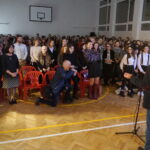 Wizyta Andrzeja Grabowskiego w kieleckim "Plastyku". Konkurs filmowy „Wybitni twórcy polskiej sceny filmowej i teatralnej„ z udziałem  młodzieży i uczniów szkoły muzycznej / Kamil Król / Radio Kielce