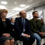 Kielce. Wręczenie nagród laureatom konkursu „Święto Narodu po długiej nocy cierpień”. Na zdjęciu (od lewej): Dorota Koczwańska-Kalita - naczelnik kieleckiej delegatury IPN, profesor Ryszard Legutko i Łukasz Maj - Kuratorium Oświaty w Kielcach / Karol Żak / Radio Kielce