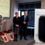 Kielce. Wręczenie nagród laureatom konkursu „Święto Narodu po długiej nocy cierpień”. Na zdjęciu: Dorota Koczwańska-Kalita - naczelnik kieleckiej delegatury IPN i profesor Ryszard Legutko / Karol Żak / Radio Kielce