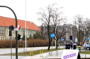 Przy kieleckich ulicach zawisły flagi Polski i Węgier / Karol Żak / Radio Kielce