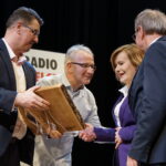 Prezentacja drużyn GKS Rudki. Od lewej: Grzegorz Gąsior - prezes klubu, Janusz Cieślak - trener drużyny seniorów, Anna Krupka - wiceminister sportu i turystyki i Andrzej Gąsior - wójt gminy Nowa Słupia / Kamil Król / Radio Kielce