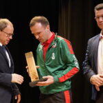 Prezentacja drużyn GKS Rudki. Od lewej: Andrzej Gąsior - wójt gminy Nowa Słupia, Łukasz Kowalski - kapitan klubu i Grzegorz Gąsior - prezes klubu / Kamil Król / Radio Kielce