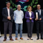 Prezentacja drużyn GKS Rudki. Od lewej: Grzegorz Gąsior - prezes klubu, Janusz Cieślak - trener seniorów, Anna Krupka - wiceminister sportu i turystyki, Andrzej Gąsior - wójt gminy Nowa Słupia i Łukasz Kowalski  - kapitan klubu / Kamil Król / Radio Kielce