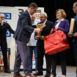 Prezentacja drużyn GKS Rudki. Wiceminister sportu i turystyki Anna Krupka otrzymuje torbę sportową od władz klubu / Kamil Król / Radio Kielce