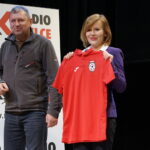 Prezentacja drużyn GKS Rudki. Wiceminister sportu i turystyki otrzymała pamiątkową koszulkę klubu / Kamil Król / Radio Kielce