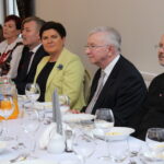 Wicepremier Beata Szydło spotkała się z paniami z gminy Skalbmierz. Od prawej: ks. Marian Fatyga, poseł Krzysztof Lipiec, wicepremier Beata Szydło / Marta Gajda / Radio Kielce