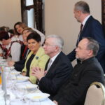 Wicepremier Beata Szydło spotkała się z paniami z gminy Skalbmierz. Od prawej: ks. Marian Fatyga, poseł Krzysztof Lipiec, wicepremier Beata Szydło / Marta Gajda / Radio Kielce