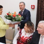 Wicepremier Beata Szydło spotkała się z paniami z gminy Skalbmierz. Kwiaty wręcza burmistrz Skalbmierza Marek Juszczyk / Marta Gajda / Radio Kielce