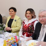 Wicepremier Beata Szydło spotkała się z paniami z gminy Skalbmierz. Pierwszy z prawej: poseł Krzysztof Lipiec, trzecia z prawej: wicepremier Beata Szydło / Marta Gajda / Radio Kielce