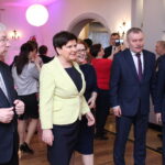 Wizyta wicepremier Beaty Szydło w gminie Skalbmierz. Od lewej: Krzysztof Lipiec - poseł PiS, wicepremier Beata Szydło, Maria Zuba - poseł PiS, Marek Juszczyk – burmistrz Miasta i Gminy Skalbmierz i Andrzej Pruś - przewodniczący Sejmiku Województwa / Marta Gajda / Radio Kielce