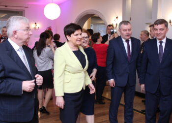 Wizyta wicepremier Beaty Szydło w gminie Skalbmierz. Od lewej: Krzysztof Lipiec - poseł PiS, wicepremier Beata Szydło, Maria Zuba - poseł PiS, Marek Juszczyk – burmistrz Miasta i Gminy Skalbmierz i Andrzej Pruś - przewodniczący Sejmiku Województwa / Marta Gajda / Radio Kielce