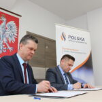 Podpisanie listu intencyjnego w sprawie gazyfikacji Senisławic w gminie Opatowiec. Z lewej: burmistrz Opatowca Sławomir Kowalczyk oraz dyrektor Zakładu Gazowniczego w Kielcach Radosław Słoniewski / Marta Gajda / Radio Kielce