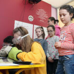 Busko-Zdrój. Instalacja Sensoryczna CUBE. Na zdjęciu dzieci ze Szkoły Podstawowej nr 2 im. Janusza Korczaka w Busku / Marta Gajda / Radio Kielce