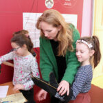 Busko-Zdrój. Instalacja Sensoryczna CUBE. Na zdjęciu dzieci ze Szkoły Podstawowej nr 2 im. Janusza Korczaka w Busku / Marta Gajda / Radio Kielce