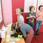 Busko-Zdrój. Instalacja Sensoryczna CUBE. Na zdjęciu dzieci ze Szkoły Podstawowej nr 2 im. Janusza Korczaka w Busku / Marta Gajda / Radio Kielce