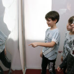 Busko-Zdrój. Instalacja Sensoryczna CUBE. Na zdjęciu dzieci ze Szkoły Podstawowej nr 2 im. Janusza Korczaka w Busku / Marta Gajda / Radio Kielce