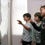 Busko-Zdrój. Instalacja Sensoryczna CUBE. Na zdjęciu dzieci ze Szkoły Podstawowej nr 2 im. Janusza Korczaka w Busku / Marta Gajda / Radio Kielce