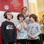 Busko-Zdrój. Instalacja Sensoryczna CUBE. Na zdjęciu dzieci ze Szkoły Podstawowej nr 2 im. Janusza Korczaka w Busku / Marta Gajda / Radio Kielce